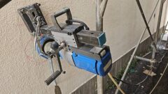 建物解体現場　足場つなぎ用コアボーリング工事（Φ100）