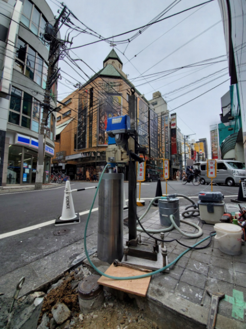 歩道ポール設置工事（コアボーリング）