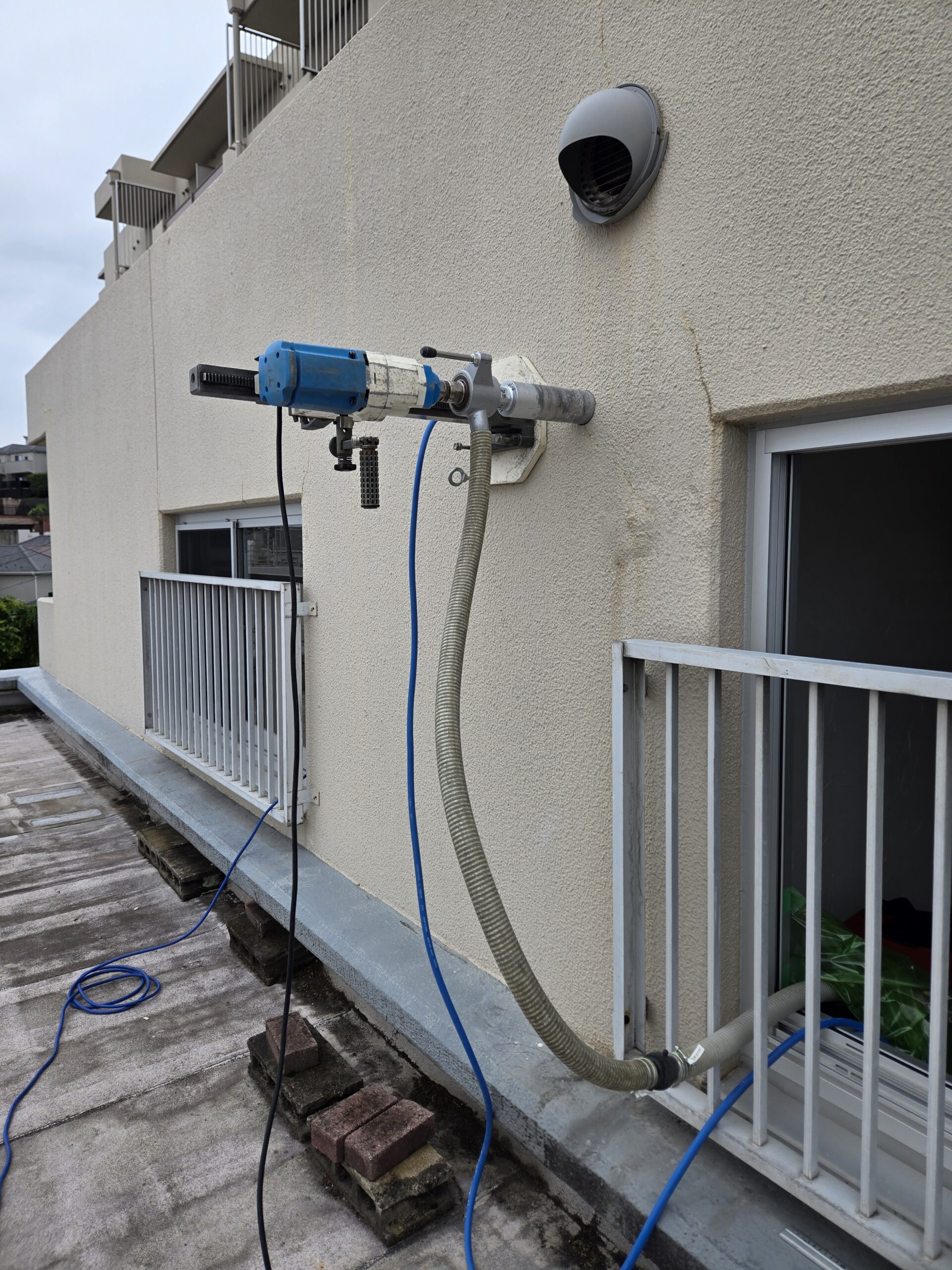 エアコン配管用コアボーリング工事Φ75（一般住宅K様邸）